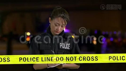 亚裔美国女警察做笔记和使用警察电台视频