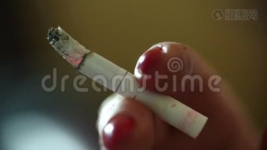 女人的手指和香烟视频