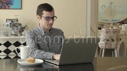 在家拿着笔记本电脑工作的人视频