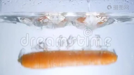 水里的胡萝卜溅在白色的背景上视频
