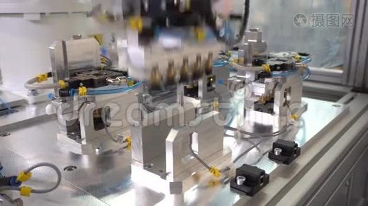 在工厂工作的机器人视频