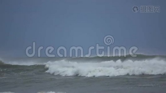 暴风骤雨的慢潮海浪视频