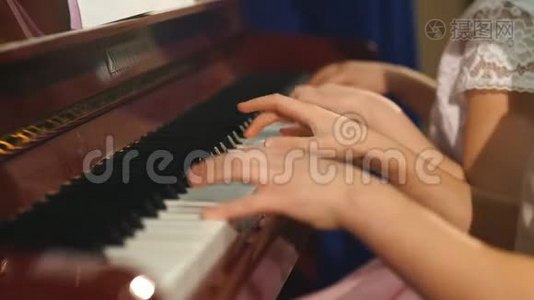 美丽的小女孩一起弹钢琴视频
