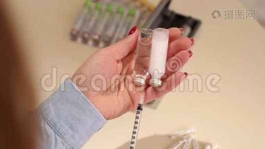 一名妇女在胰岛素注射器中取出胰岛素的特写。视频