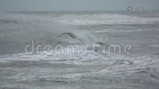 关闭多风的海浪视频