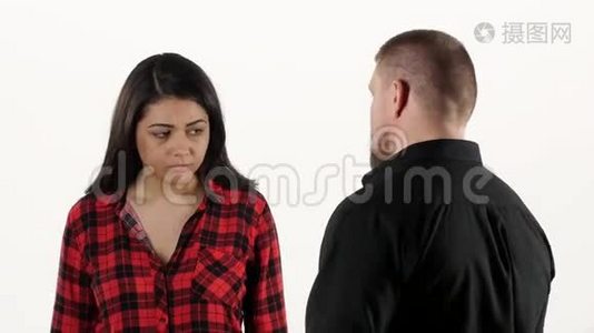 愤怒的男人尖叫并威胁要打女人。 白色视频
