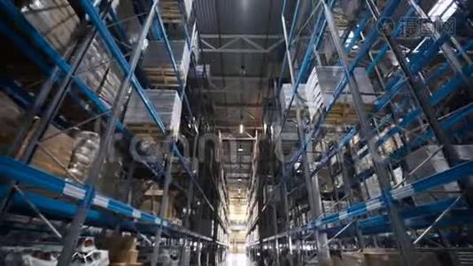 室内仓库货架上不同材料的镜头视频