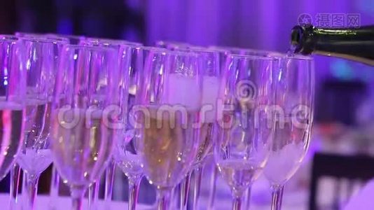 餐厅里的自助餐桌上放着香槟的酒杯，餐厅里放着酒杯和香槟的破桌子视频