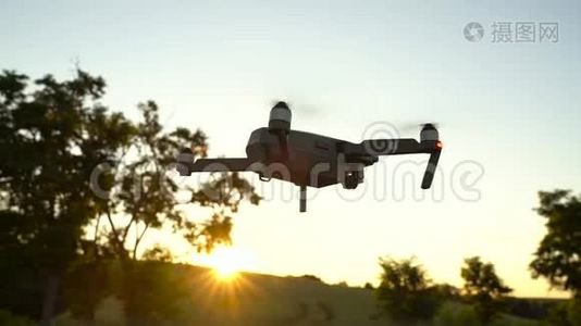 逆天飞行的小型四架直升机剪影视频