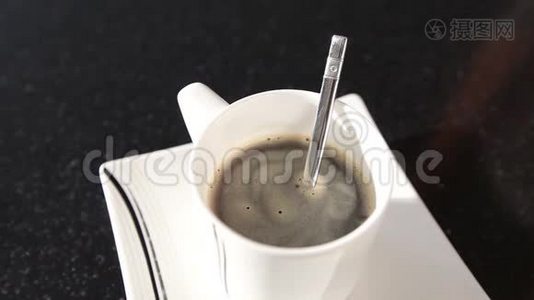 一个女人用勺子搅拌咖啡，一个女孩用咖啡勺子搅拌糖，特写镜头视频