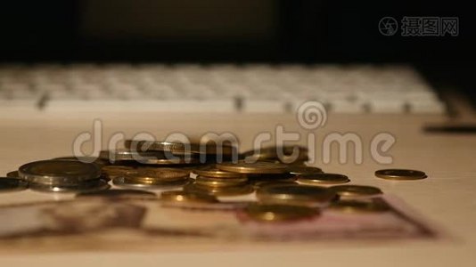 在键盘背景上关闭许多硬币上的黄金比特币硬币视频