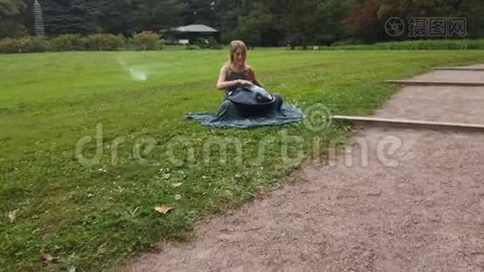 美丽的年轻女子在秋天的公园里玩游戏视频