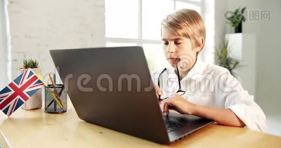 小男孩在笔记本电脑上学习视频