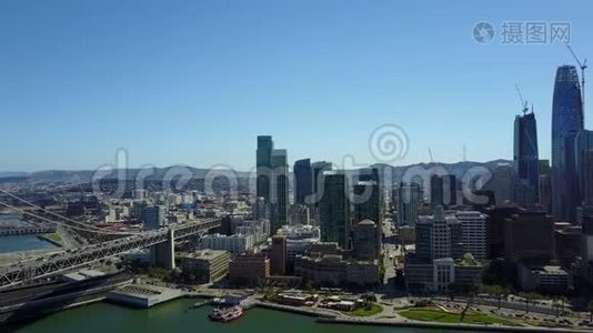 令人惊叹的4k海洋海景天际线对旧金山市区现代摩天大楼建筑的鸟瞰效果视频
