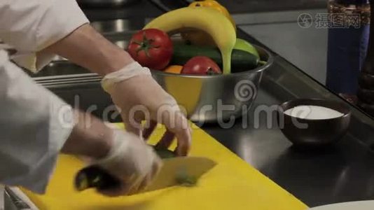 厨师切黄瓜视频