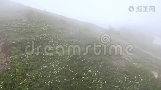 艾布拉岭。 缆车和小木屋穿过云层。 克拉斯纳亚罗萨·库特滑雪场附近的山脉视频