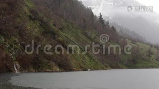 在雨天的山湖视频