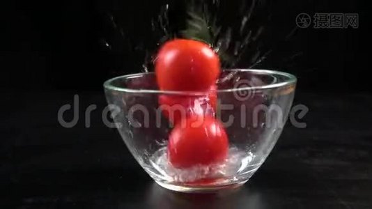 在玻璃碗里落下樱桃番茄，慢动作250英尺视频