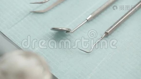 桌子上的牙科仪器视频