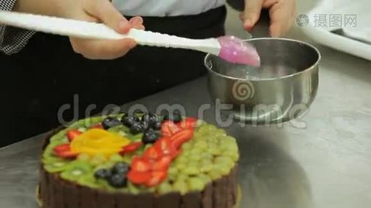 面包师做巧克力蛋糕。 硅胶刷润滑果冻饼视频