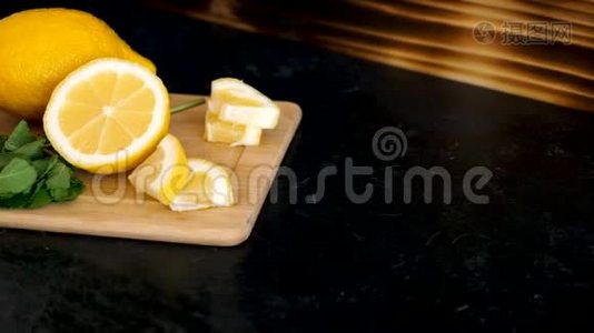 木板上的柠檬和两杯自制柠檬水视频