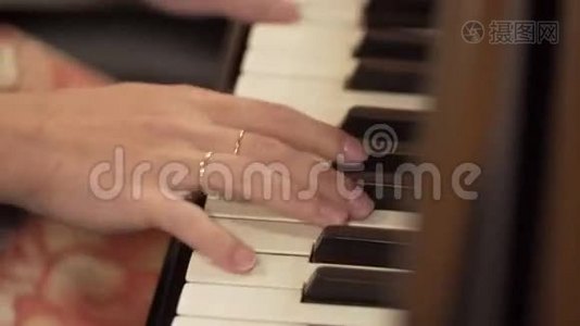 女手弹钢琴。 女性手在钢琴上。视频