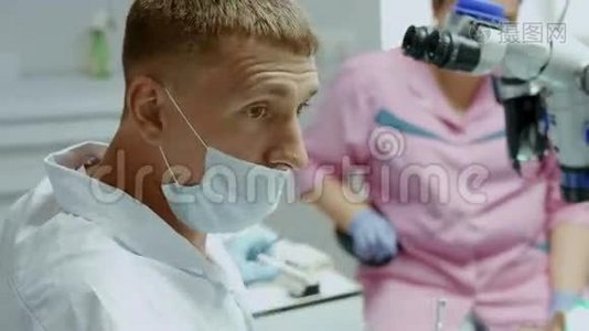 在医院接受病人时戴口罩的牙科助手视频