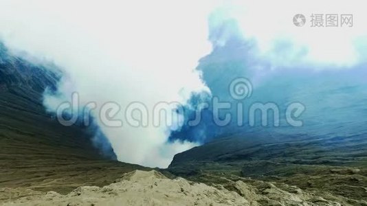 从印度尼西亚爪哇的布罗莫火山火山口的边缘视频