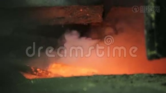 冶金厂高炉冶炼液态金属。视频