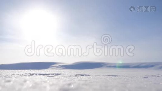 高风山顶冬雪季山，被雪覆盖。 大风恶劣天气自然景观视频