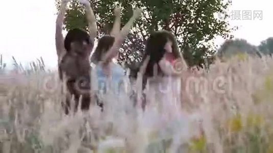 美丽的女孩在田野里跳舞-日落时的尖峰视频