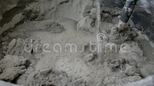 人工在水泥混凝土浇筑前使用拌砂浆视频