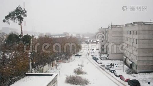 俄罗斯生活区-冬季白雪覆盖庭院工业景观视频