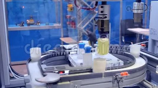 机器人在一个工业工厂特写。视频