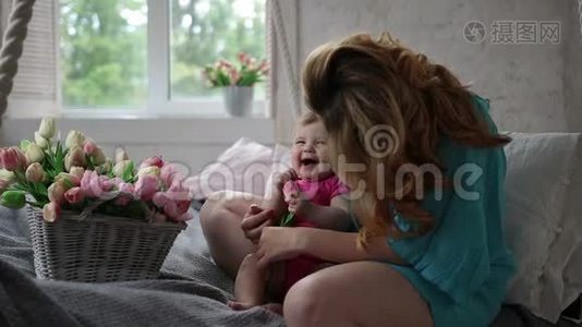 嘲笑女婴和母亲在卧室里放松视频