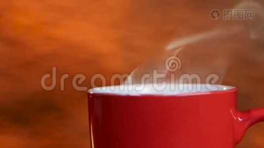 红色清爽的一杯芬芳的咖啡散发着令人愉快的气味。 特写视频