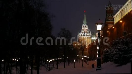 冬天。 莫斯科。 在亚历山大花园散步的人们视频