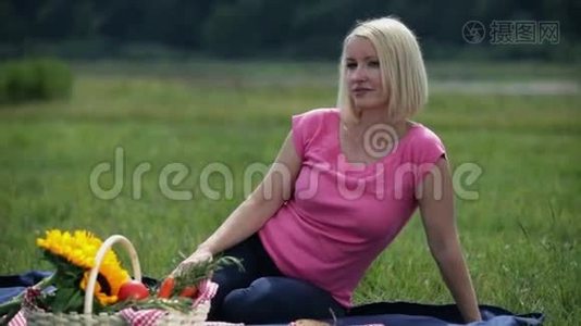 躺在野餐毯上的女人坐着环顾四周视频