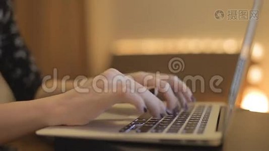 女孩手提电脑的特写视频