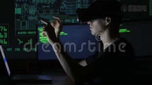 男性黑客程序员使用虚拟现实头盔进行编程。 未来的IT技术。视频