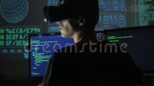 男性黑客程序员使用虚拟现实头盔进行编程。 未来的IT技术。视频