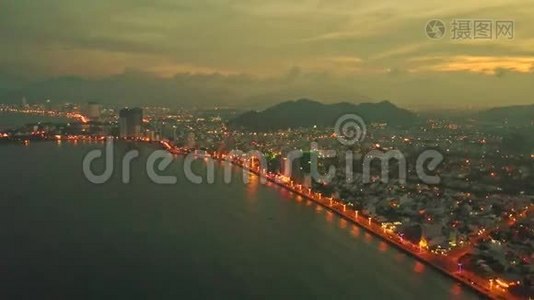 海滨日落的鸟瞰全城视频