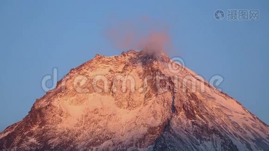 美丽的卡门火山顶部，日出时有美丽的岩石峰视频