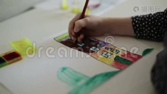 幼儿用铅笔用手涂色.. 慢动作。视频