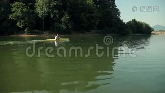 一个人在湖里快速皮划艇视频