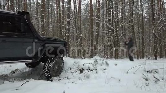 SUV 6x6在冬季森林中战胜越野视频