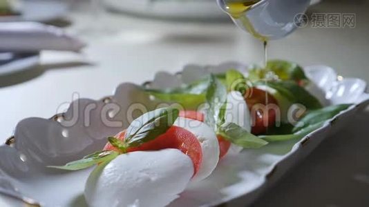 健康食品和素食理念.. 将橄榄油倒入卡普雷斯色拉。 意大利辣椒色拉和视频