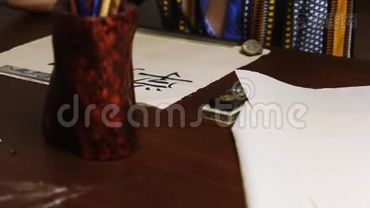 女孩写中国传统书法视频