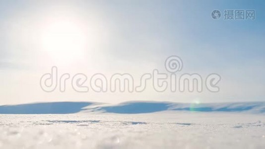 高风山顶冬雪季山，被雪覆盖。 大风恶劣天气自然景观视频