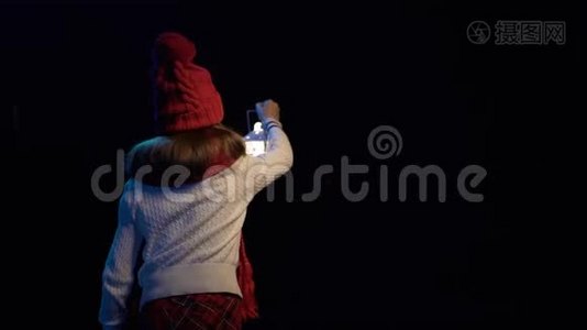 小女孩戴着针织冬帽围巾提着灯笼散步视频
